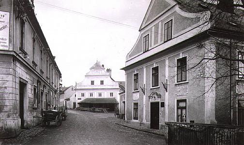 Na kovárně v Českém Krumlově, vlevo budova bývalého kina - později městského divadla, historické foto (6/10)