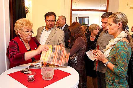 Geraldine Aron: Můj báječný rozvod - Eliška Balzerová, slavnostní představení k výročí 20 let Městského divadla Český Krumlov 20.9.2013, foto: Lubor Mrázek