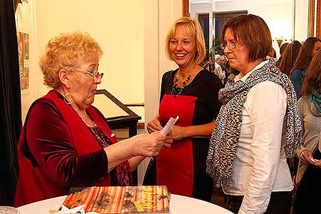 Geraldine Aron: Můj báječný rozvod - Eliška Balzerová, slavnostní představení k výročí 20 let Městského divadla Český Krumlov 20.9.2013, foto: Lubor Mrázek