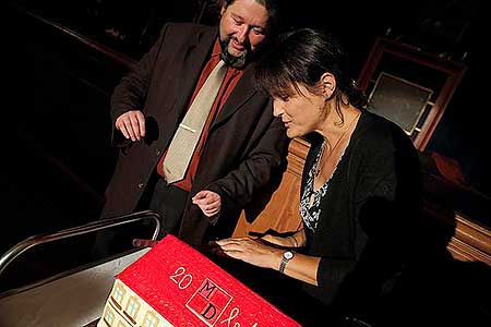 Geraldine Aron: Můj báječný rozvod - Eliška Balzerová, slavnostní představení k výročí 20 let Městského divadla Český Krumlov 20.9.2013, foto: Lubor Mrázek
