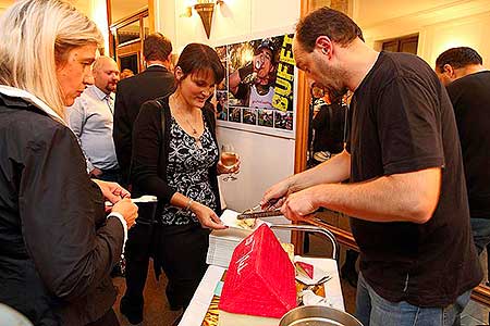 Geraldine Aron: Můj báječný rozvod - Eliška Balzerová, slavnostní představení k výročí 20 let Městského divadla Český Krumlov 20.9.2013, foto: Lubor Mrázek